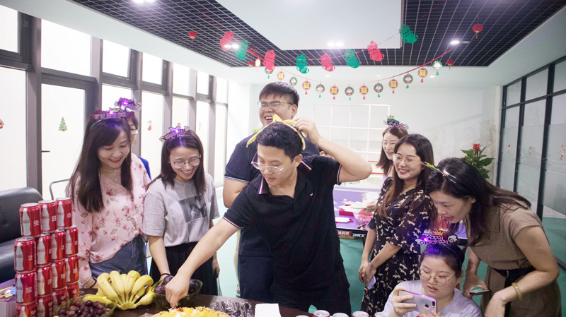 八月集體生日會(huì) | 與久違的祝?；馃嵯嘧?  src="/uploads/allimg/210903/1-210Z3141000F3.jpg" /></p>
<p>“云天收夏色，木葉動(dòng)秋聲?！绷⑶镫m已過，仲夏的熱情卻并未減退半分。8月11日，在這驕陽(yáng)似火、蟬聲陣陣的日子里，寶開在企業(yè)總部活動(dòng)室舉辦新一期集體生日會(huì)，為8-9月生日的伙伴慶生。</p>
<p><img alt=